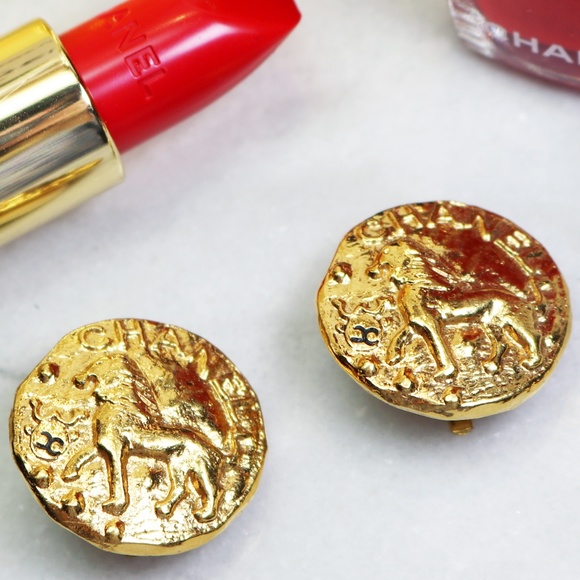 Chanel Lion Medallion Gold Plated Vintage Clip-on Earrings RARE! EUC ~ HOST PICK - Picture 3 of 16